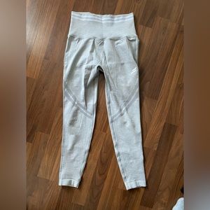 DOYOUEVEN LIGHT GREY GYM SCRUNCH BOOTY GYM LEGGINGS